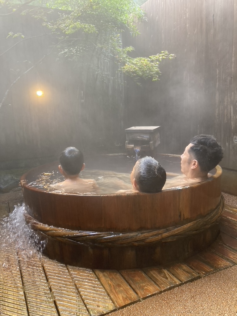 指宿の家族温泉に浸かる親子